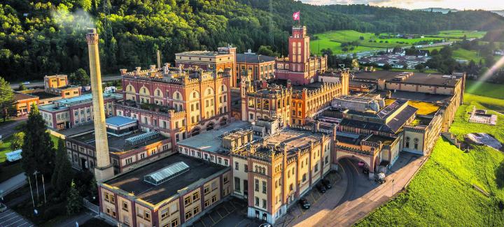 Das stolze Schloss als Wahrzeichen. Begonnen hat alles mit dem ersten Bierbrauen am 8. Februar 1876. Foto: zVg