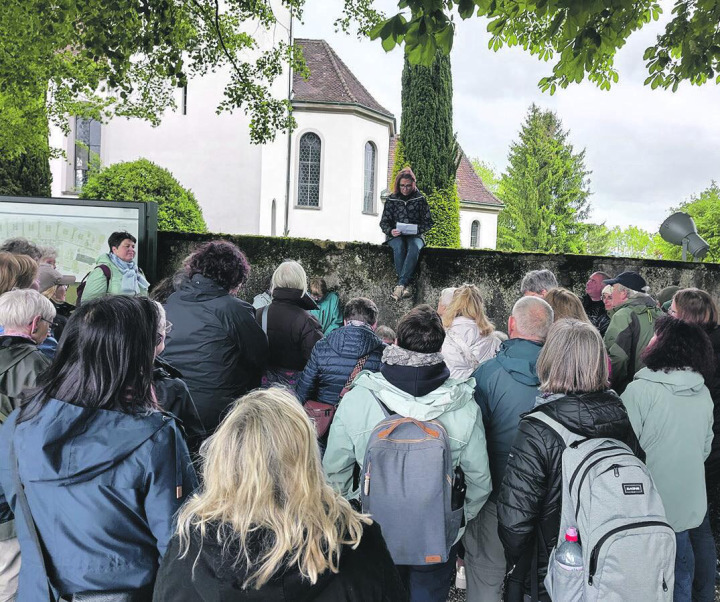 Gespannt lauschten die Teilnehmenden der Bibliothekarin beim Vorlesen eines Kurzkrimis. Foto: zVg