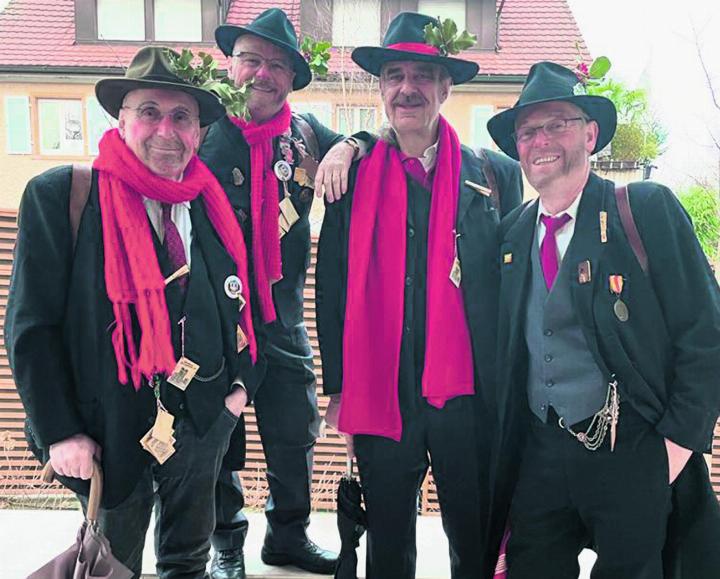 Patrick Wagner (2. v.l.) ist ein begeisterter «Wälder» und seit heute offiziell Nachfolger von Franz Michler (rechts) als erster nicht deutscher «Oberwälder». Foto: zVg