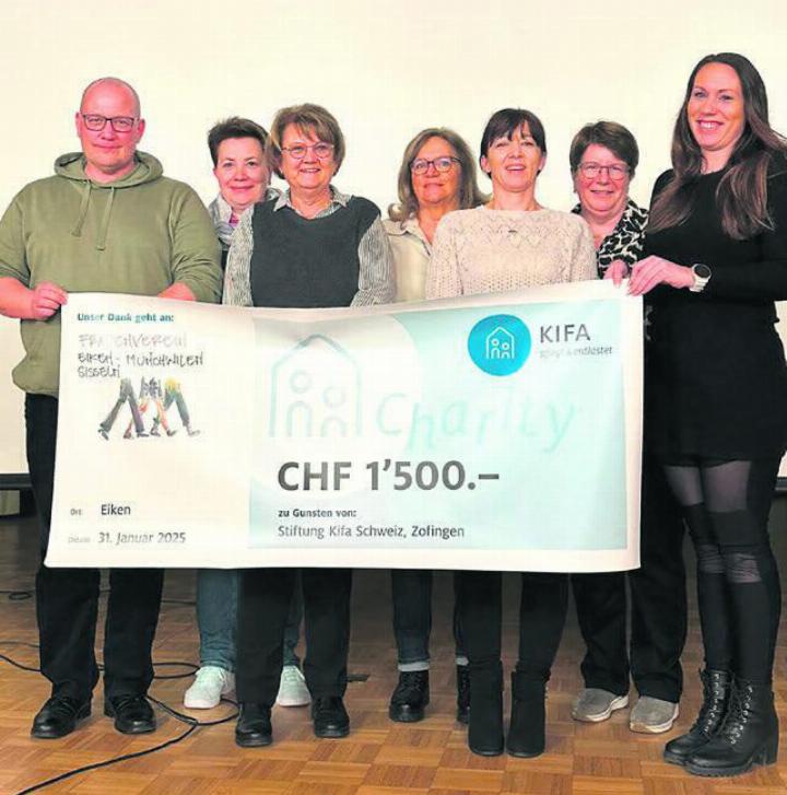 Der stellvertretende Kifa-Geschäftsführer Christian Kettler (von links) und der Vorstand Frauenverein Eiken-Sisseln-Münchwilen mit Monika Siegrist, Pia Meier, Patricia Haller, Brigitte Plangger, Karin Tucci und Cindy Jegge. Foto: zVg Der stellvertretende Kifa-Geschäftsführer Christian Kettler (von links) und der Vorstand Frauenverein Eiken-Sisseln-Münchwilen mit Monika Siegrist, Pia Meier, Patricia Haller, Brigitte Plangger, Karin Tucci und Cindy Jegge. Foto: zVg