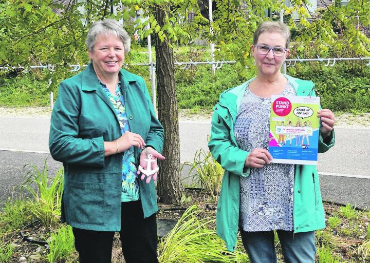 Monika Hottinger (links) und Cornelia Strebel mit den Gegenständen, die sie zum Treffen mit der NFZ mitgebracht haben. Foto: Bernadette Zaniolo