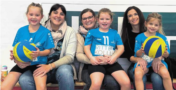 Die Mütter, die selbst als Juniorinnen zusammen gespielt haben, feuern ihre Töchter an deren ersten Turnier an (v. l.): Lea und Tamara Krebs, Seraina Ernst, Nina Isler, Joelle und Leana Scheuchzer. Foto: zVg/Seraina Ernst