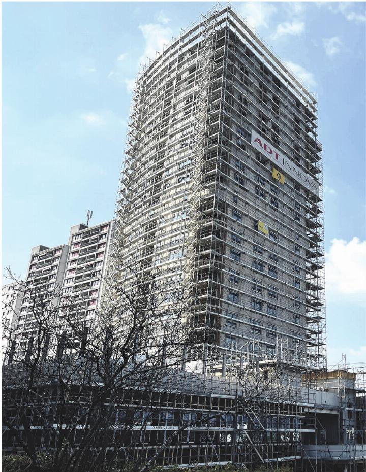 Wohnungen, Einkaufszentrum und Schwimmbad: Der Domus überragt die bestehenden Gebäude in der Liebrüti. Die Vermarktung der Mietwohnungen soll nach den Sommerferien beginnen. Foto: Valentin Zumsteg