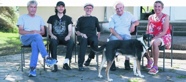 Sie freuen sich, das Publikum mit auf eine Reise durch die Bata-Geschichte zu nehmen: Walter Küng (von links), Ayhan Eranil, Peter Ender, Dieter Schlachter, Lotti Berner und Hündin Nanouk. Foto: Janine Tschopp