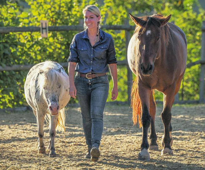 Michèle Bienz mit ihren Pferden Laredo und Finja. Fotos: Julia Schmutz