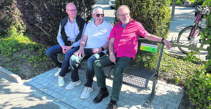 Nehmen Platz: Lars Widmer (römisch-katholische Kirchgemeinde, von links), Richard Schmid (SfS-Projektleiter) und Gemeindeammann Markus Fäs. Foto: zVg
