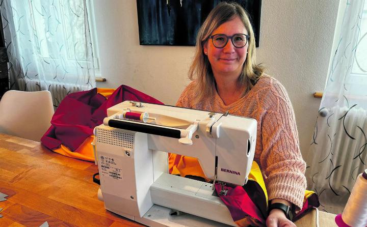 Viel Arbeit: Sarah Suter beim Nähen der neuen Kleider. Es braucht viel Stoff. Foto: Valentin Zumsteg