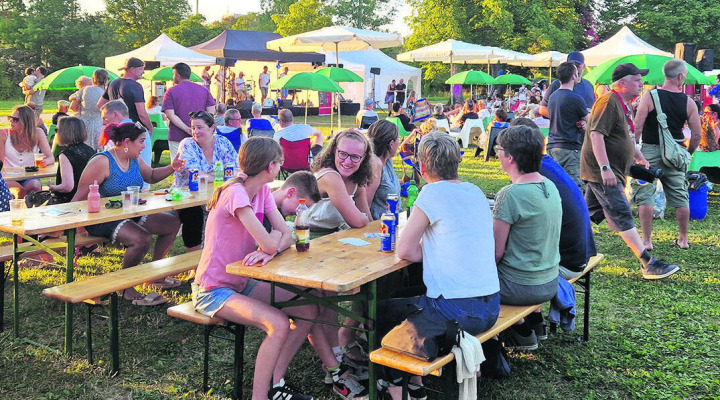 Stimmungsvoll und gemütlich: Mehrere Hundert Besucherinnen und Besucher machten es sich zu entspannter Musik im neuen Stadtpark Ost bequem. Foto: Brunel Hamer