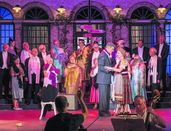 EIN UNGARISCHES FEUERWERK Im Bahnhofsaal in Rheinfelden feiert die Fricktaler Bühne Premiere. Die Operette «Gräfin Mariza» kommt beim Publikum sehr gut an.