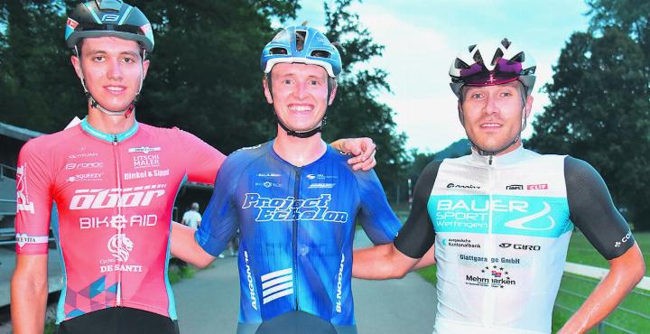 Das neunte Abendrennen der Saison 2024 wurde vom US-Amerikaner Colby Lange (Mitte) vor dem Fricktaler Cyrill Steinacher (rechts) und Nicola Schleuniger gewonnen. Foto: Neli Widmer