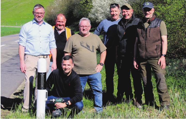 Fabian Friedli und Fabian Rüfenacht (kniend) von der Mobiliar (Sponsor), Strassenmeister Oliver Wyss, die Pächter Ronnj Ackermann und Lukas Gisiger, Obmann Martin Willi, Jagdaufseher Stefan Weber. Es fehlt Mario Baskarad (Baskarad AG, Sponsor). Foto: Hans Zemp
