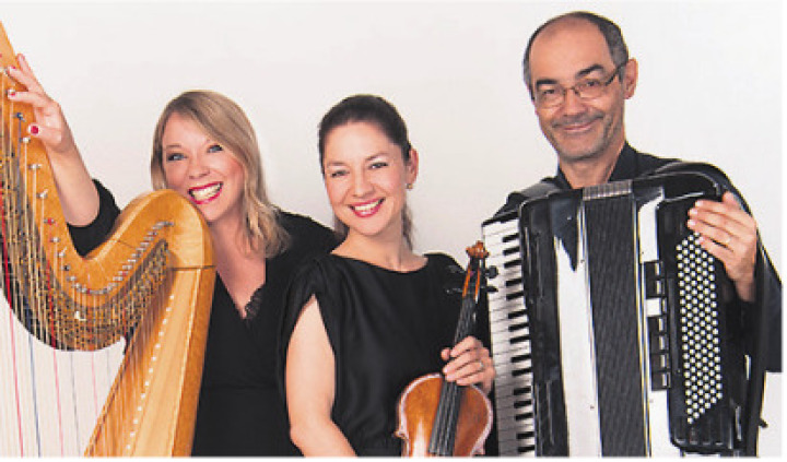 Spielen ein abwechslungsreiches Programm: Christelle Rachel Pechin, Harfe und Gesang, Karin Keiser-Mazenauer, Violine, und Paolo D’Angelo, Akkordeon. Foto: zVg