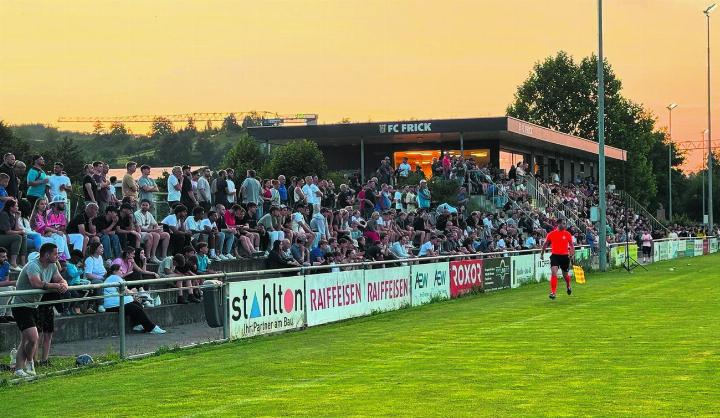 Dienstagabend auf dem Ebnet: Am Ende konnten die Fans den Sieg des FC Frick bejubeln. Foto: zVg