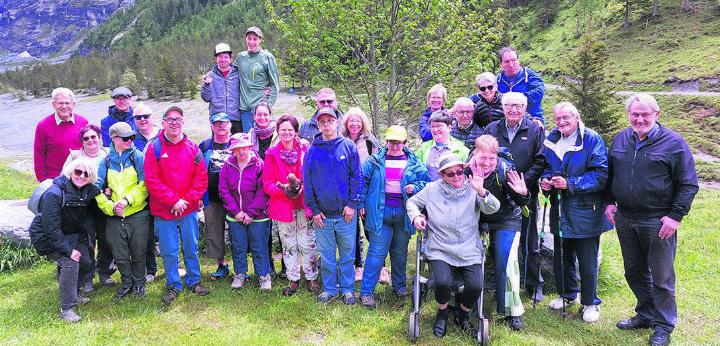 Die Reisegruppe der Stiftung MBF mit den Besuchern des Rotary-Clubs Rheinfelden-Fricktal am Oeschinensee. Foto: zVg