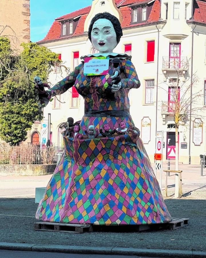 Am vergangenen Samstag wurde die Fasnachtsmutter auf dem Dreispitz bei der Hauptstrasse aufgebaut. Foto: Susanne Hörth