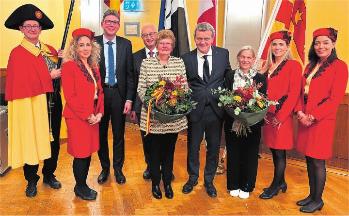 Grosser Bahnhof im Bahnhofsaal: Landammann Dieter Egli (Dritter von links), Walter und Monika Jucker sowie Franco und Corinne Mazzi umrahmt von Ehrendamen und dem Stadtweibel. Fotos: Valentin Zumsteg Grosser Bahnhof im Bahnhofsaal: Landammann Dieter Egli (Dritter von links), Walter und Monika Jucker sowie Franco und Corinne Mazzi umrahmt von Ehrendamen und dem Stadtweibel. Fotos: Valentin Zumsteg