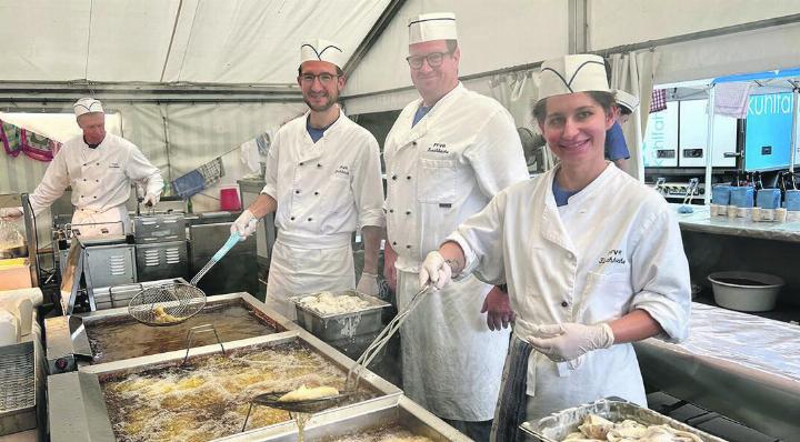Die Küchencrew bereitete Zanderfilets im Bierteig und Pommes frites zu. Foto: zVg