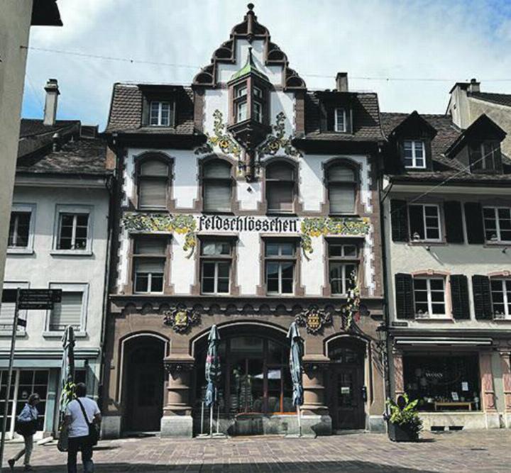 Ein Traditionslokal an bester Lage: Das Feldschlösschen am Rhein bleibt vorerst geschlossen. Foto: Valentin Zumsteg