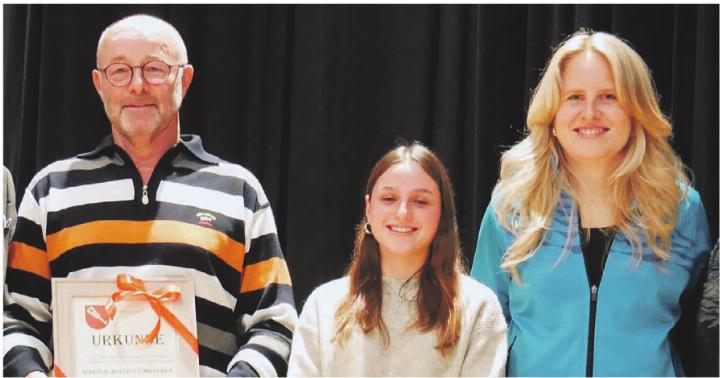 Walter Leimgruber, Alina Porriciello und Sandra Leimgruber (von links) wurden für herausragende sportliche Leistungen geehrt. Foto: Michael Gottstein