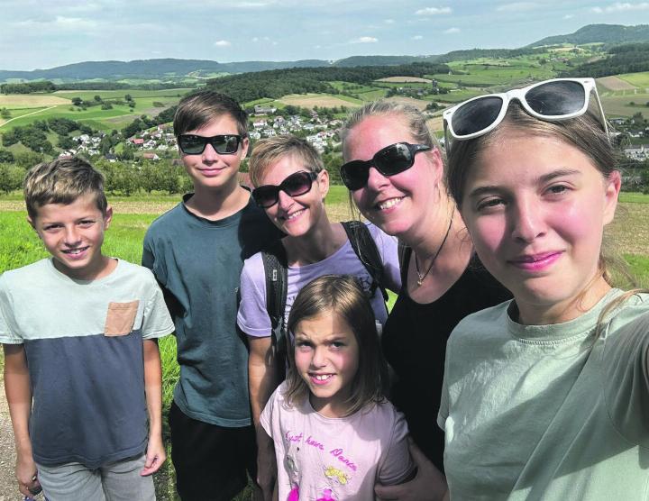 «Wir haben die Schatztruhe gefunden und den Code geknackt», Melina, Larissa, Livio, Nicole, Joel und Yvonne. S Foto: Yvonne Steinacher