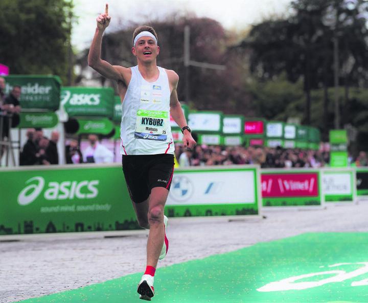 KYBURZ KANN MARATHON Orientierungsläufer Matthias Kyburz schreibt Marathon-Geschichte. Nie war ein Schweizer bei seinem Debut schneller unterwegs. Er schafft am Paris-Marathon die Limite für die Olympischen Spiele im August, wo der Möhliner auf den starken 30. Platz rennt.