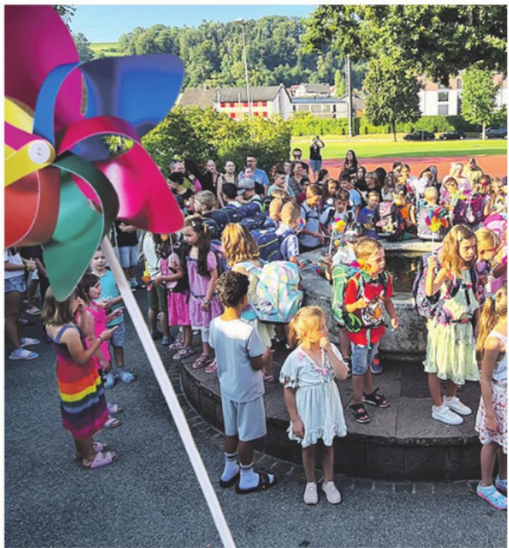 Der erste Schultag in Eiken begann mit einem kunterbunten Windrad. Foto: zVg