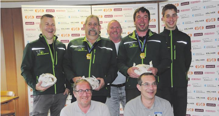 Die Schützen aus Gansingen stellten an der Aargauermeisterschaft mit Roman Mäder (Mitte links mit Medaille) und Martin Weiss (mit Medaille) gleich zwei Aargauermeister. Foto: Neli Widmer