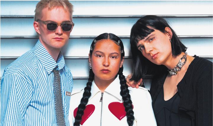 Neu als Glimmerr unterwegs: Simon G, Maíra Zaugg alias Lila Linn (Mitte) und Thimea. Foto: zVg