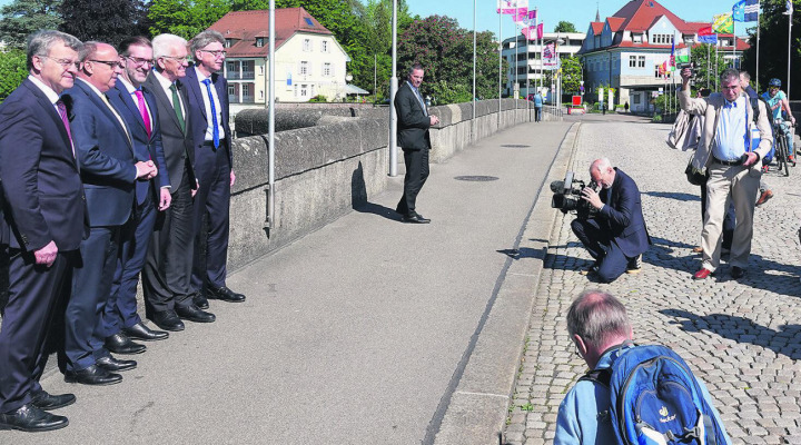 Europäer des Alltags: In Rheinfelden wiesen die Politiker auf die Bedeutung von geregelten Beziehungen zur EU hin. Mit dabei waren Franco Mazzi (von links), Markus Dieth, Conradin Cramer, Winfried Kretschmann und Dieter Egli. Foto: Valentin Zumsteg
