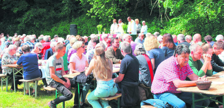 Gut besuchte Messfeier im Zwanghau, Sulzerberg. Fotos: Dieter Deiss
