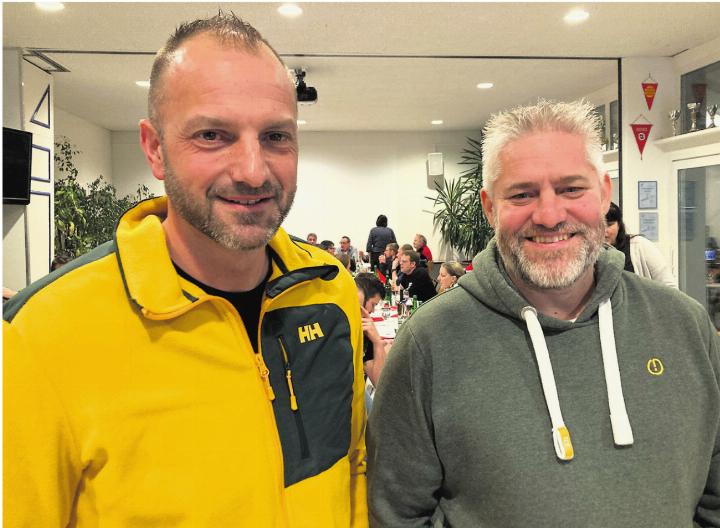 Peter Stocker (links) und Daniel Siegenthaler von der Feuerwehr Möhlin wurden jeweils zum Oberleutnant befördert. Foto: rw