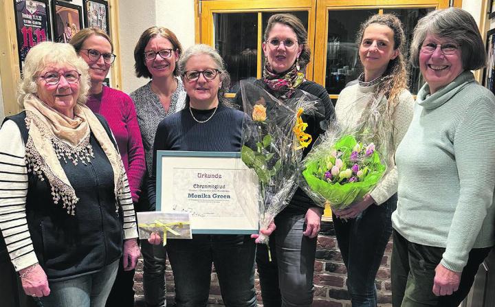 Vorstand und Dirigentin: Bernadette Häusler (von links), Priska Meyer, Anita Koch, Monika Green, Miriam Hofer, Sophie Lamberbourg und Irene Maushart. Foto: zVg