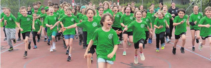 Was für eine Freude: Die 72 Kinder konnten in der Jugendsportwoche viele Sportarten ausprobieren. Foto: zVg