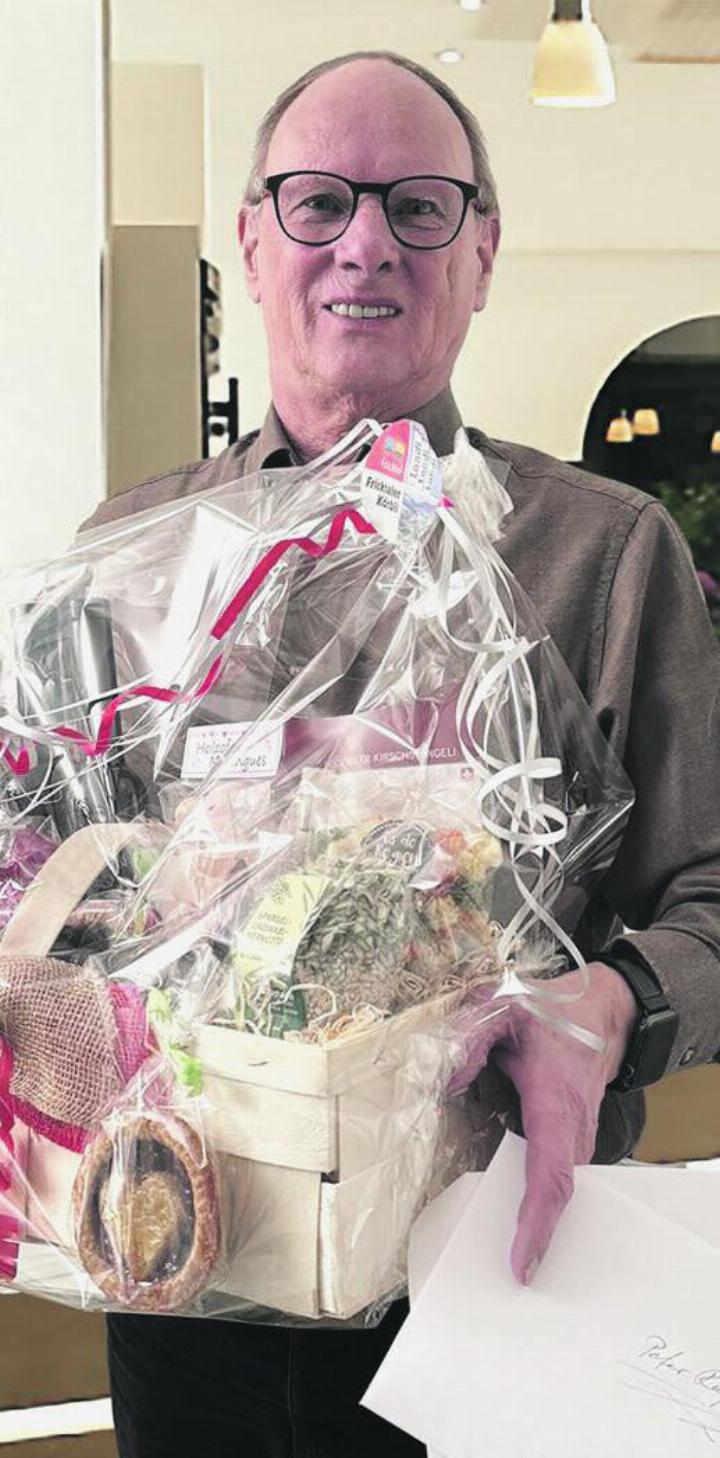 Peter Rufli (neuer Muko-Präsident) durfte für seine geschätzte und professionelle Arbeit im Hintergrund der Vereinsorganisation Geschenke entgegennehmen. Foto: zVg