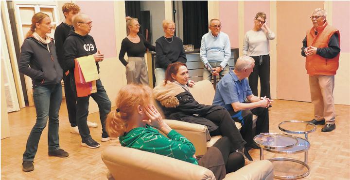 Autor und Regisseur Daniel Kaiser (ganz rechts) bei der Arbeit mit dem Ensemble des Theatervereins Zeiningen. Foto: zVg