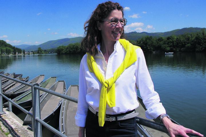 Marion Wegner-Hänggi, hier am Rhein bei Wallbach, wenige Monate nach ihrem Amtsantritt als Frau Gemeindeammann (2022). Nach Aufwertung der Uferpromenade hat der «Badeverkehr» in diesem Sommer stark zugenommen. Archivfoto: rw