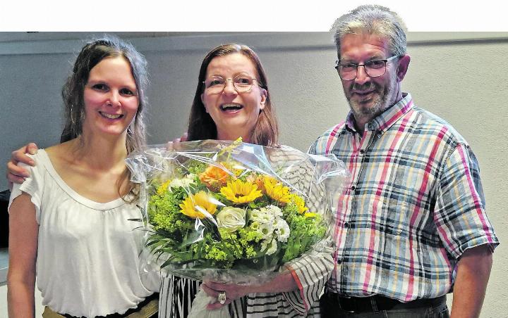 Gemeindeammann Alex Meyer mit der neuen Gemeindeschreiberin Karin Däscher (links) und Ursula Wüst, die dem Gemeinderat über 13 Jahre angehörte. Foto: Bernadette Zaniolo