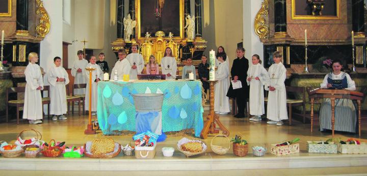 Der Altar, umrahmt von Früchte- und Gemüsekörben, sowie am Gottesdienst Mitwirkende. Foto: zVg