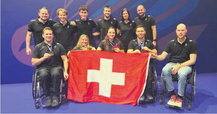Die Schweizer Delegation im Para-Badminton ist erfolgreich unterwegs. Vorne in der Mitte Ilaria Olgiati aus Hottwil, rechts davon Luca Olgiati. Foto: zVg