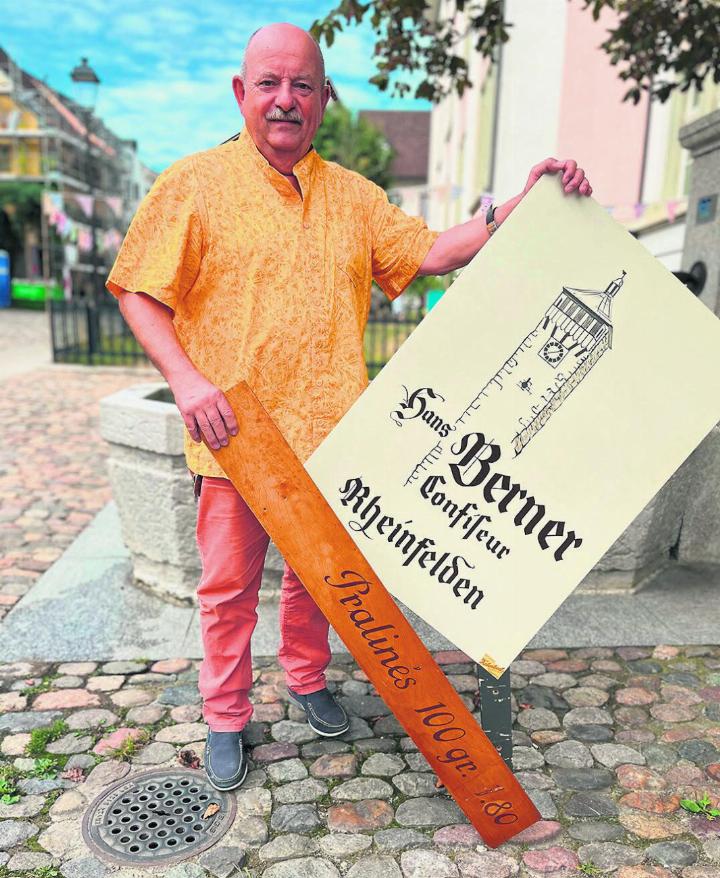 Ruedi Berner kennt den Markt seit Kindertagen. Hier zeigt er Werbematerial der Confiserie Berner. Foto: Valentin Zumsteg