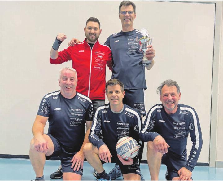 Das Siegerfoto mit (stehend) Manuel (verletzt), Guido (Angriff) sowie (knieend) René (Service), Ruedi und Rolf (Abwehr/Zuspiel). Foto: zVg