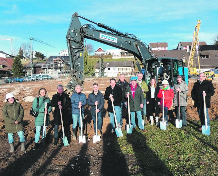 In der Vergangenheit führte der Bau des neuen Zeininger Mehrzweckgebäudes zu vielen Diskussionen. Am Freitagnachmittag kam es zum Spatenstich. Foto: zVg