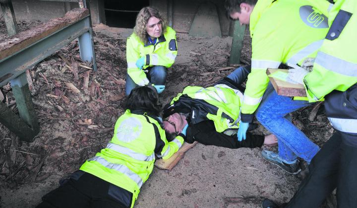 Der Figurant scheint gestürzt zu sein. Die Samariterinnen und Samariter versuchen herauszufinden, was genau passiert ist. Foto: Janine Tschopp Der Figurant scheint gestürzt zu sein. Die Samariterinnen und Samariter versuchen herauszufinden, was genau passiert ist. Foto: Janine Tschopp