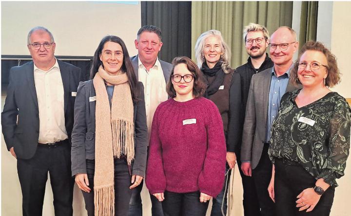 Eingerahmt von Stefan Grunder, Gemeindeammann Eiken, und Sandra Adamek, Vizeammann Eiken; Alma Johansson, Raumentwicklung beim Kanton Aargau; Beat Käser, Gemeindeammann Stein; Tabea Marfurt, Projektleiterin BNO; Eva Gerber und Tim Van Puyenbroeck, Kontextplan sowie Daniel Kolb, Kantonsplaner Aargau (v.l.n.r.). Fotos: Petra Schumacher