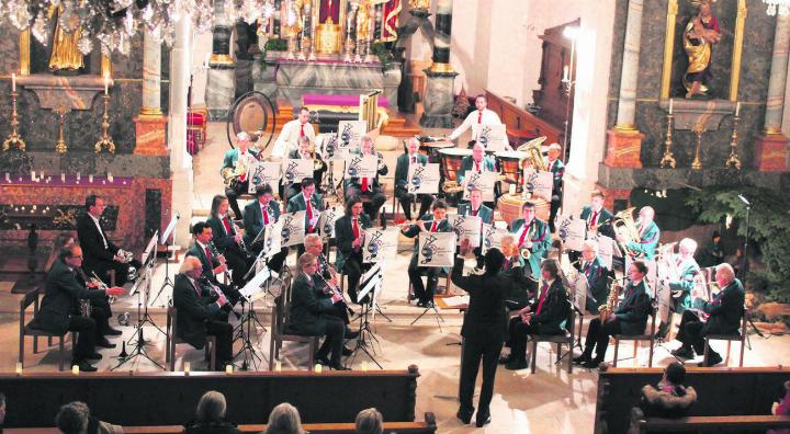 Die Musikgesellschaft Frick in der Kirche St. Peter und Paul in Frick. Foto Cornelia Thürlemann