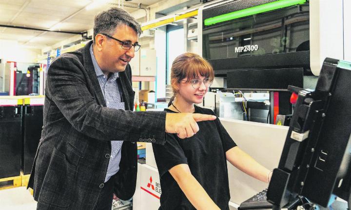 Michelle Boller aus Laufenburg blieb auch nach Abschluss ihrer Ausbildung zur Polymechanikerin der Jehle-Gruppe treu, was den Geschäftsleiter Robert Reimann sehr freut. Foto: Jean-Marc Felix