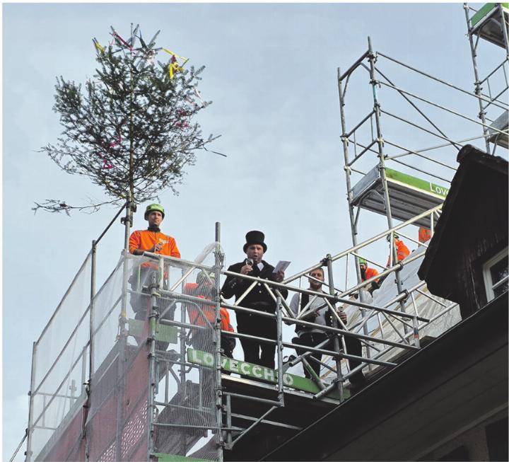 Traditionelles Richtfest mit geschmücktem Tännli, dem Richtspruch, dem Zerschlagen eines Glases, Einschlagen des letzten Nagels und dem Feierabendklopfen. Foto: zVg