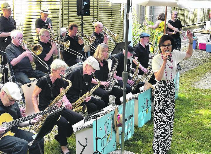 Regi Sager und die Exciting Jazz Crew begeisterten das Publikum der Open-Air-Matinée von 4313Kultur mit swingenden Sounds, die in die Beine gingen. Foto: zVg