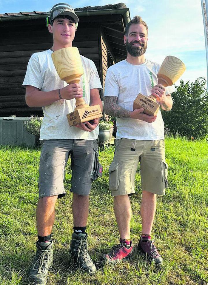 Fabian Erdin (links) und Remo Zbinden mit den zwei fertigen «Gravel Gral»- Pokalen. Foto: zVg