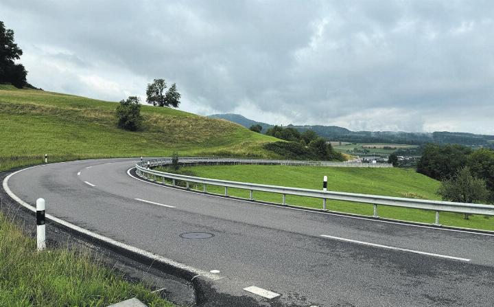 Nachdem die Kaistenbergstrasse zugunsten der Sicherheit an einigen Stellen verbreitert worden war, mussten die Gemeindegrenzen zwischen Kaisten, Oeschgen und Frick angepasst werden. Foto: Simone Rufli